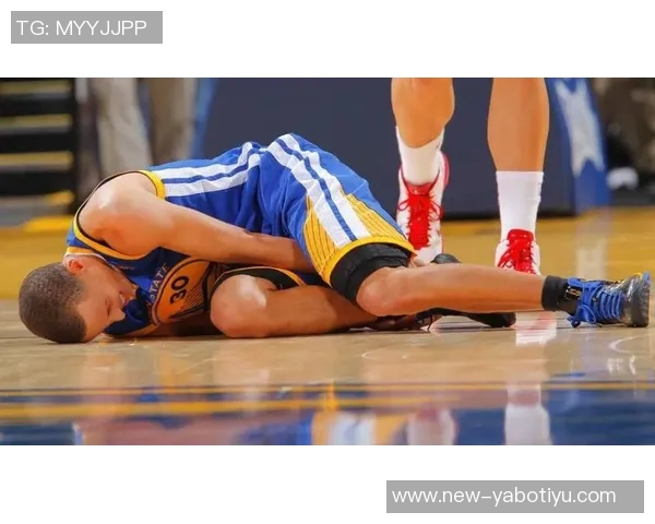 库里透露上半场扭伤脚踝情况不严重期待尽快恢复状态 库里透露上半场扭伤脚踝情况不严重期待尽快恢复状态