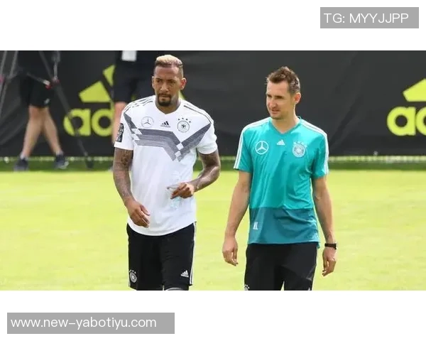 诺伊尔强调球队配合日益默契每位球员明确自身职责与角色 诺伊尔强调球队配合日益默契每位球员明确自身职责与角色